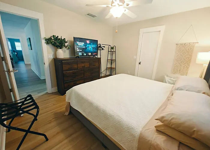 Spacious Upadated 2 King Beds Pets Welcome With Large Private And Fenced Yard Minutes To Beaches
